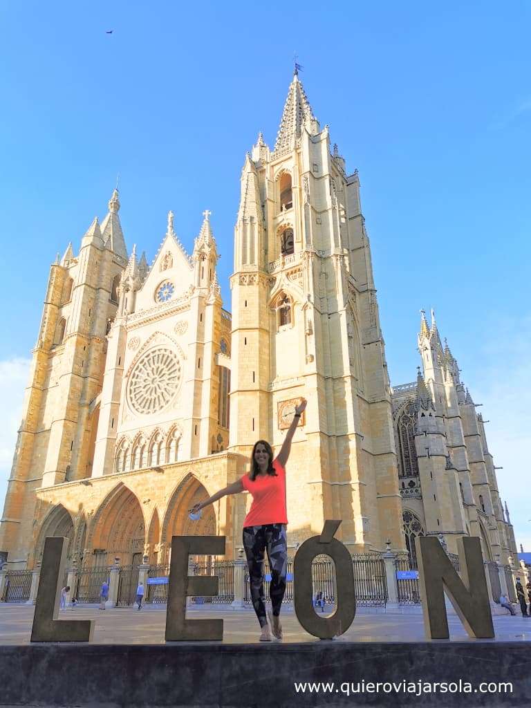 Yo en las letras frente a la Catedral de León