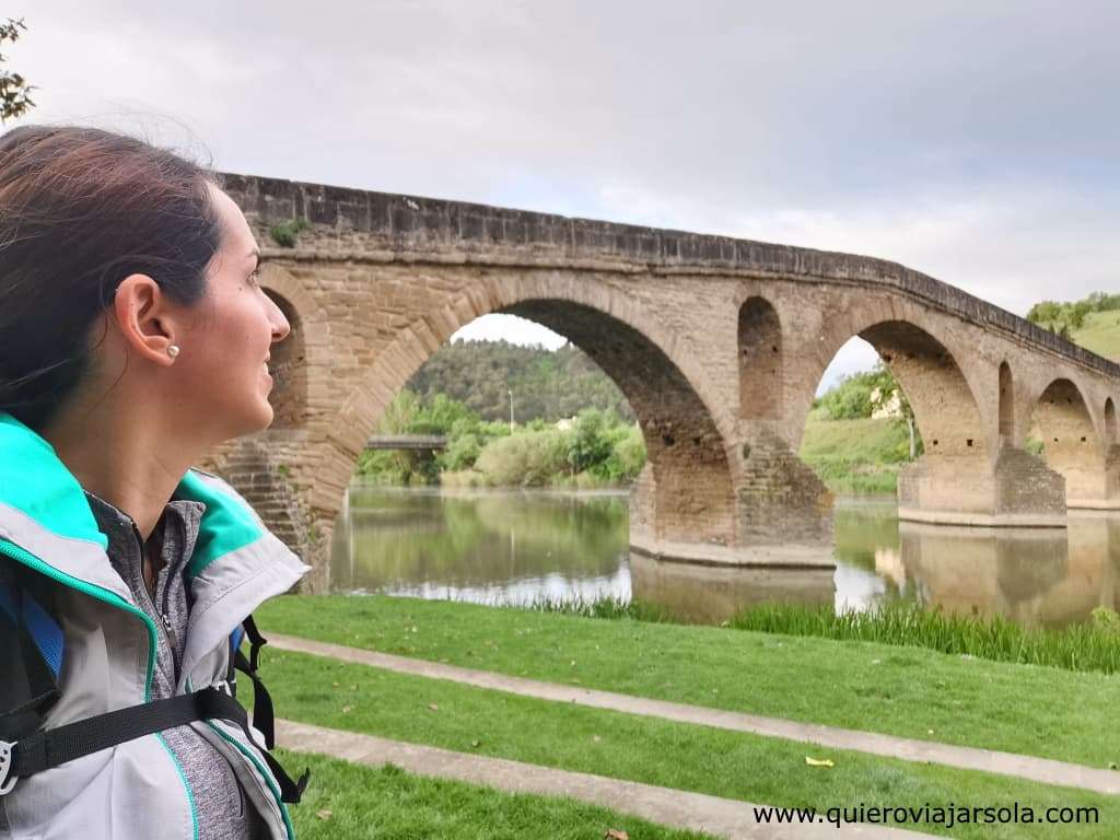 Yo junto al puente de Puente La Reina