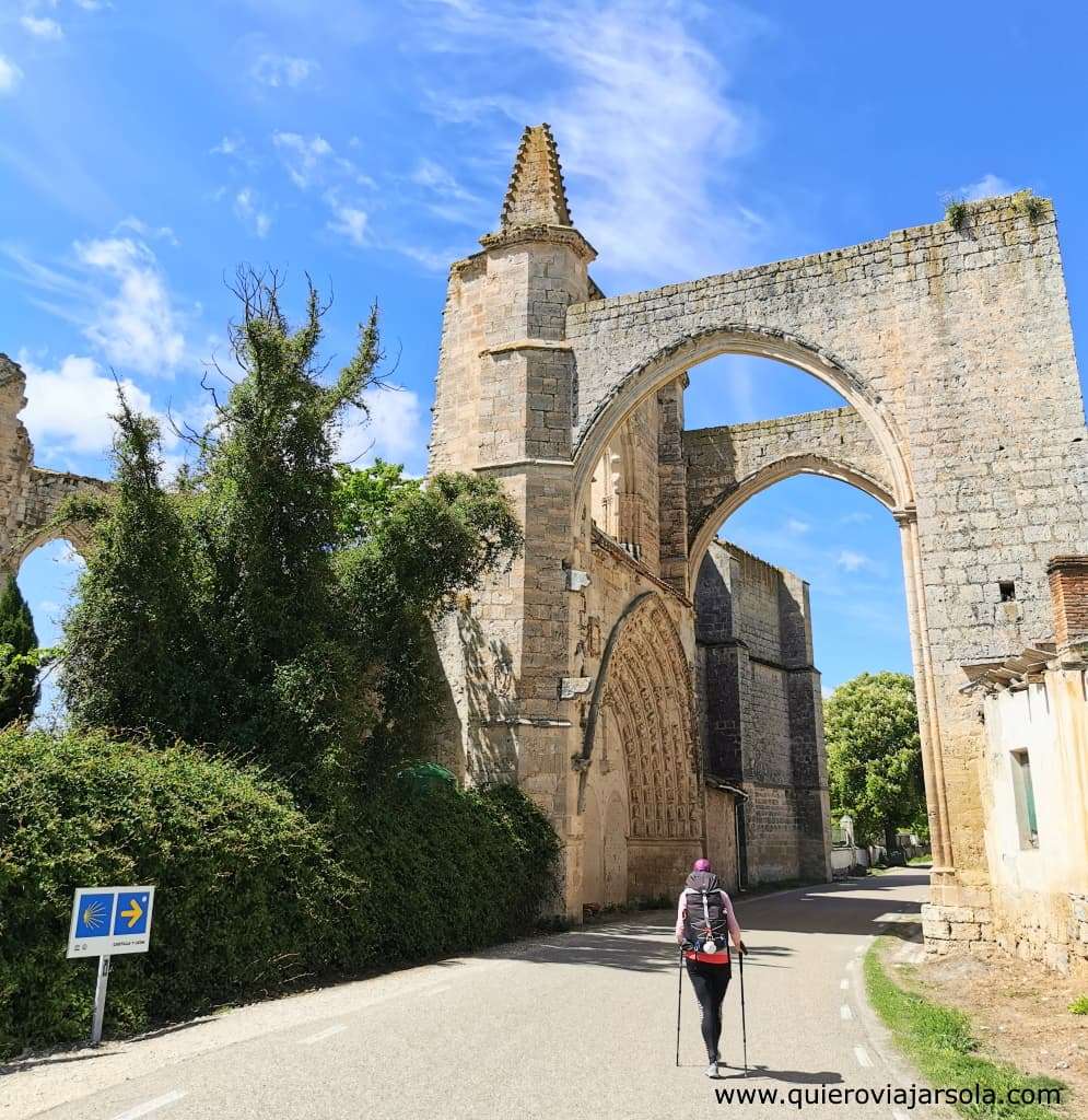 Yo pasando bajo las Ruinas del Convento de San Antón en Castrojeriz