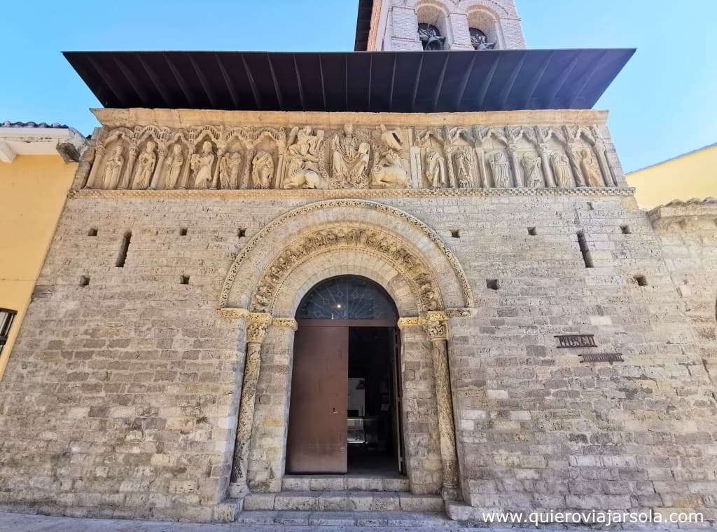 Fachada de la iglesia de Santiago en Carrión de los Condes