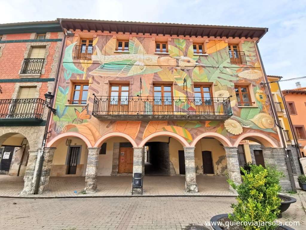 Casa decorada con un mural en Belorado