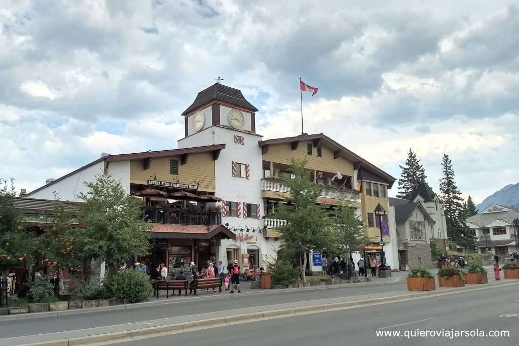 Un edificio típico en la calle principal de Banff