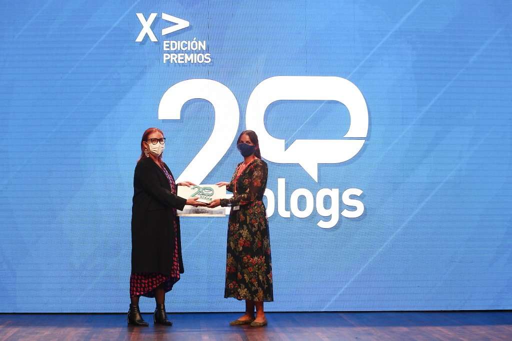 Yo recogiendo el premio al Mejor Blog de Viajes en los Premios 20Blogs 2021