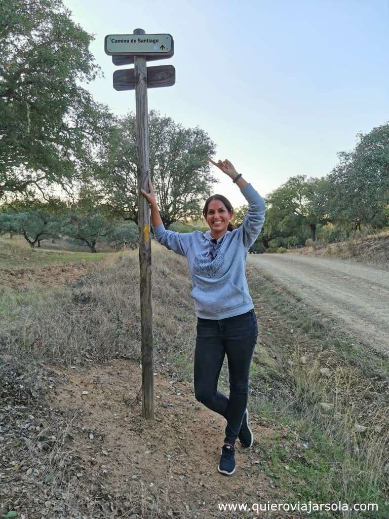 Yo con las señales del Camino de Santiago