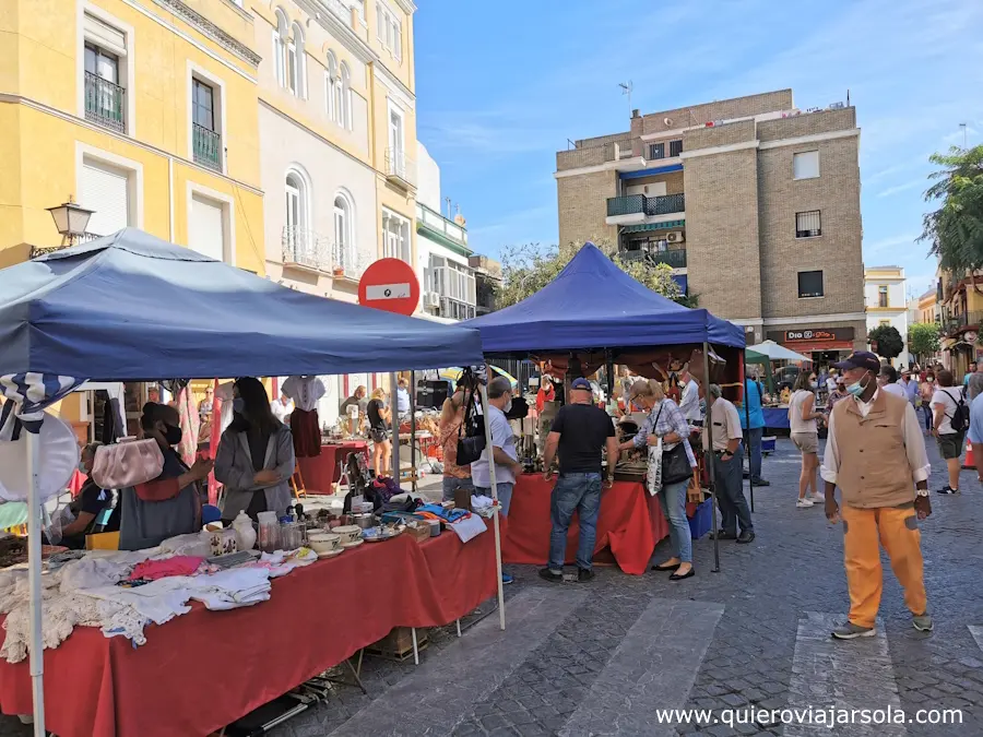 Mercado de pulgas en la calle Feria de Sevilla