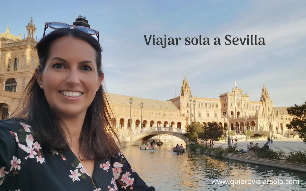 Viajar sola a Sevilla. Foto mía en la Plaza de España