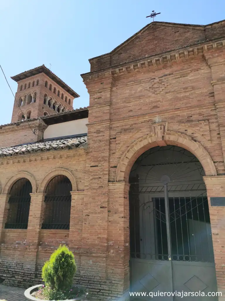 Entrada a la iglesia de San Tirso