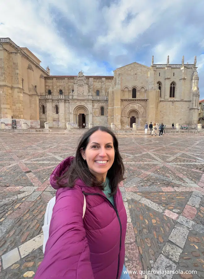 Yo frente a la fachada de la Basílica de San Isidoro