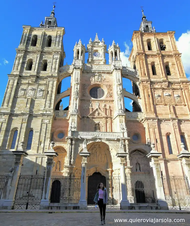 Yo junto a la Catedral de Astorga