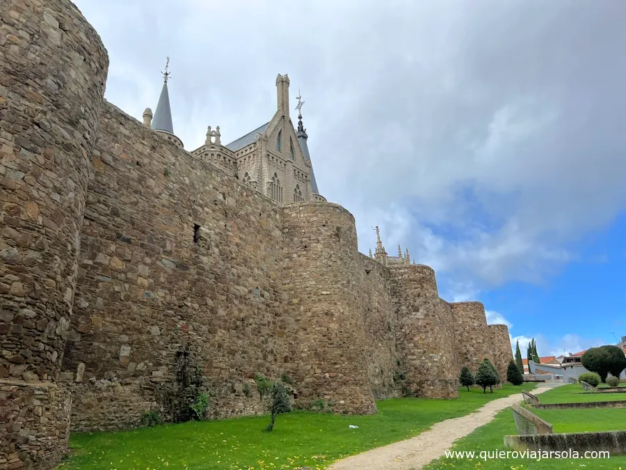 Parte de las murallas de Astorga junto al Palacio de Gaudí