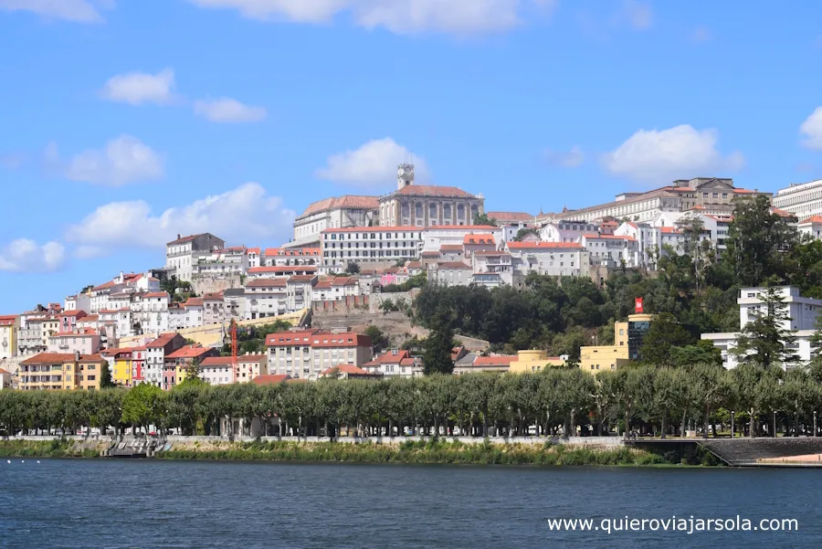 Vista del casco histórico de Coimbra desde el río