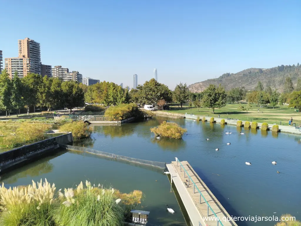 Panorámica del Parque Bicentenario y su laguito