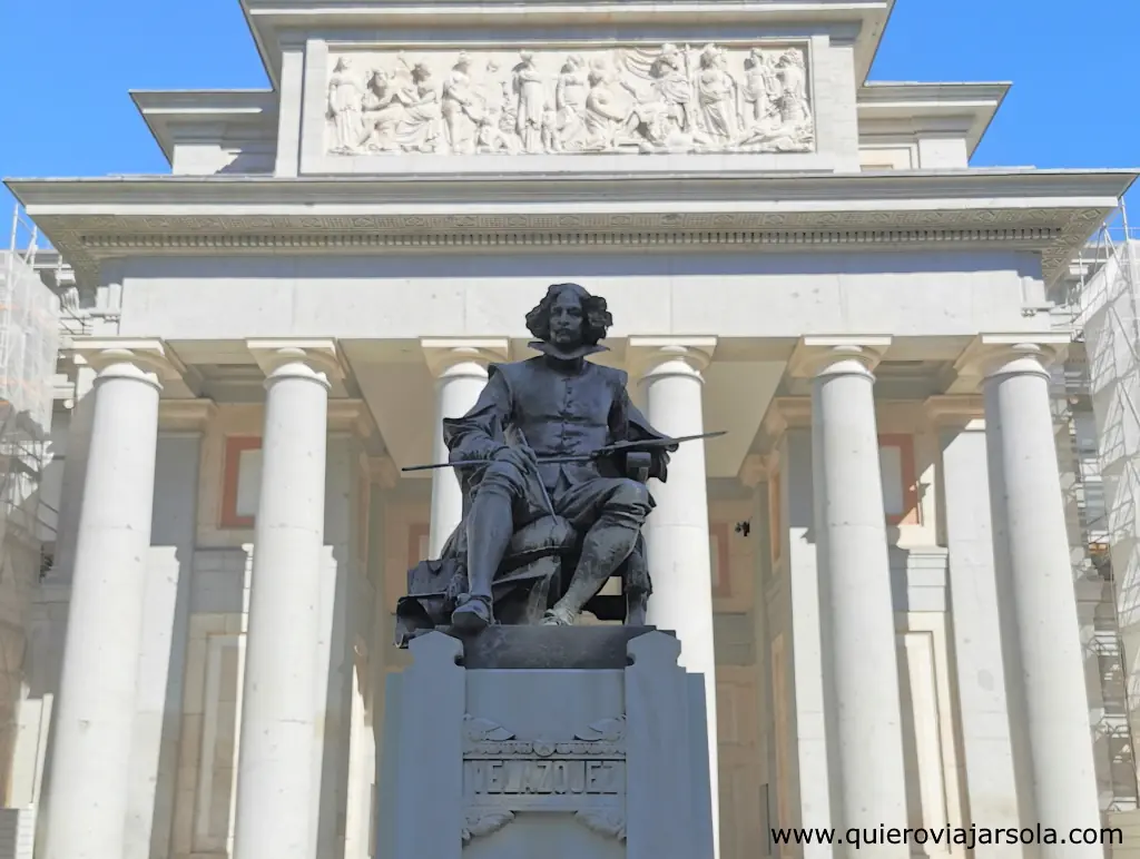 Estatua de Velázquez en uno de los laterales del Museo del Prado