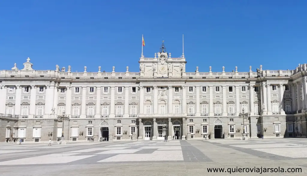 Fachada del lado del Patio de Armas del Palacio Real de Madrid