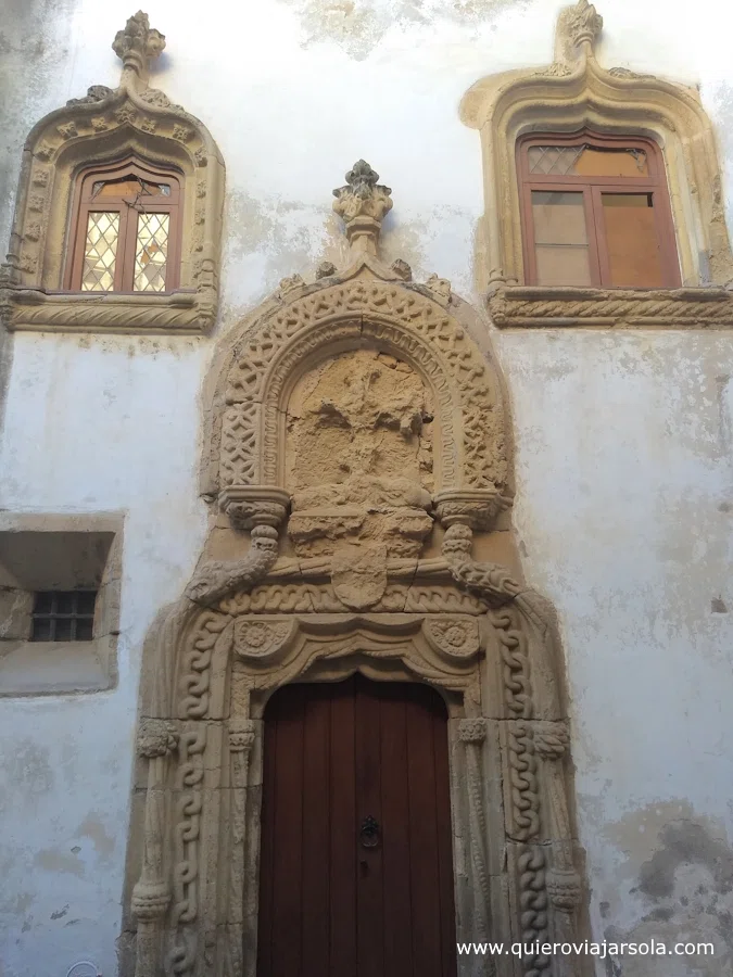 Puerta antigua del palacio junto a la torre