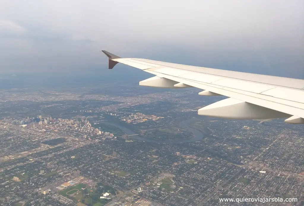 Mi vuelo sobrevolando Edmonton antes de aterrizar