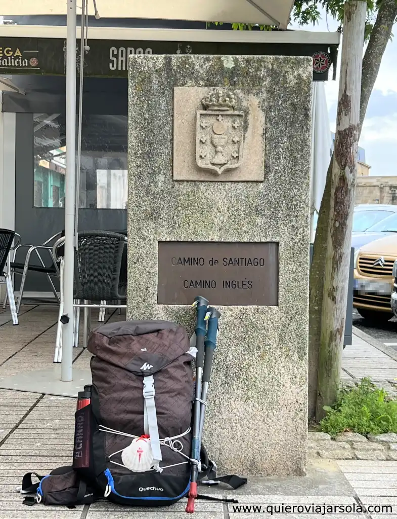 Mi mochila en el mojón que da comienzo al Camino Inglés desde Ferrol