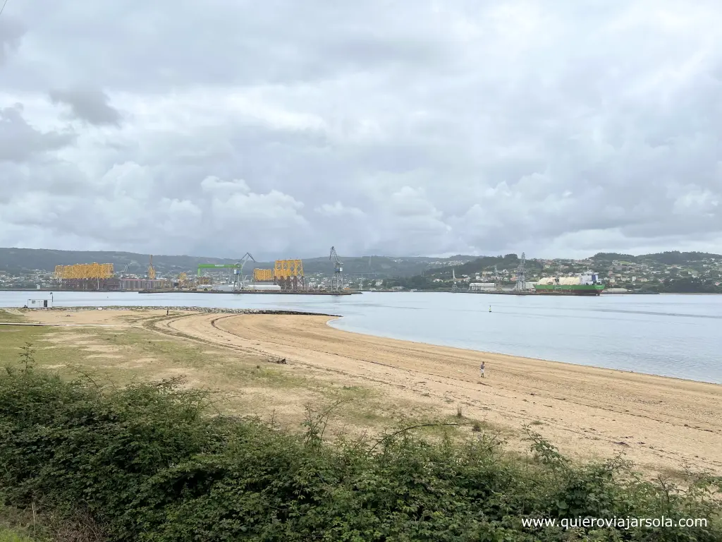 Playa de Caranzo en un rincón de la ría con industrias al otro lado