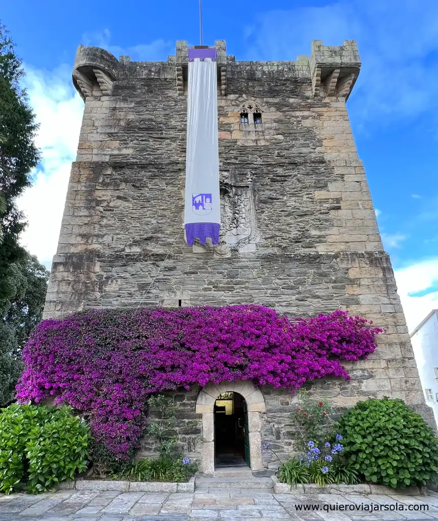 Fachada del Torreón de los Andrade adornada con flores