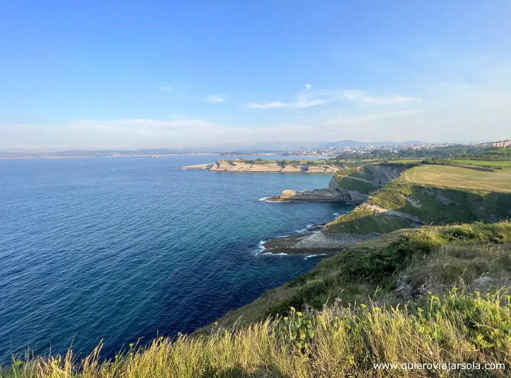 Acantilados sobre el mar en el entorno del Faro de Cabo Mayor