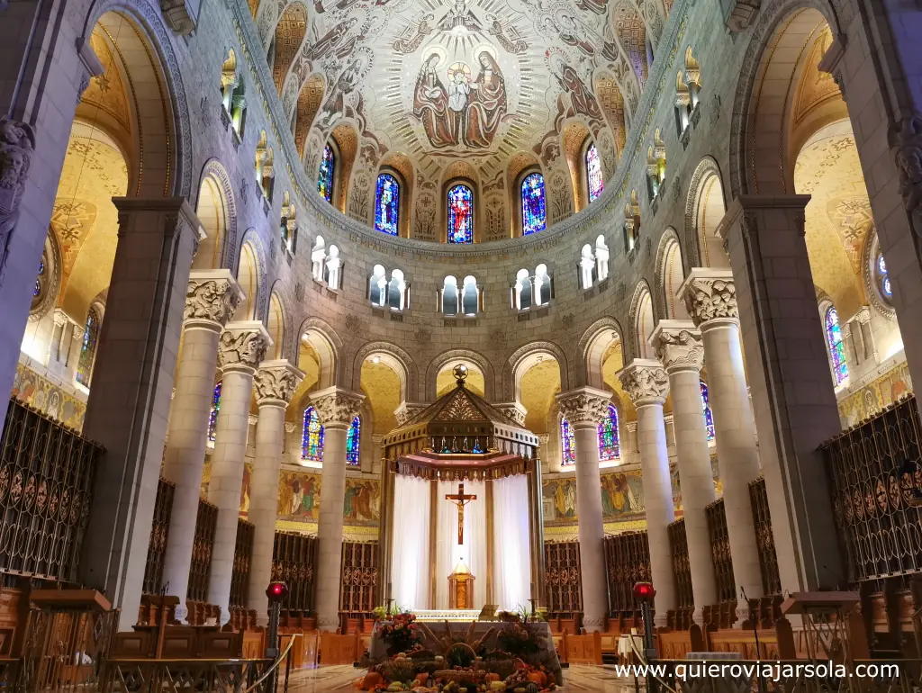 Interior del Santuario de Sainte Anne