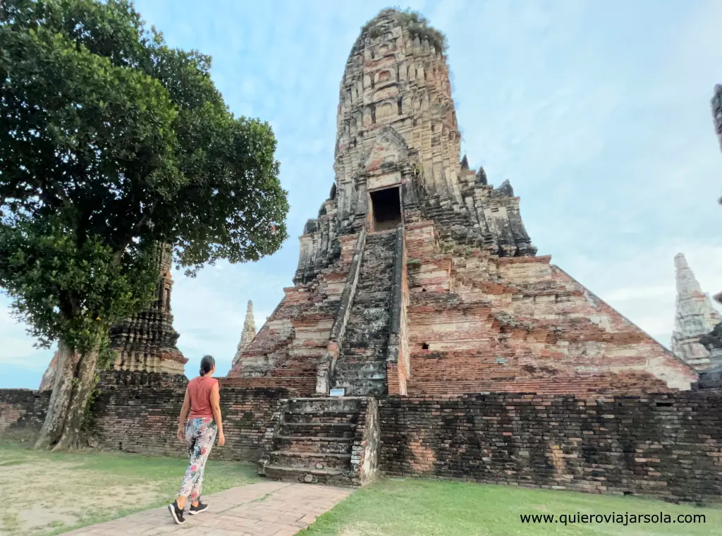 Yo paseando frente al templo Wat Chaiwatthanaram