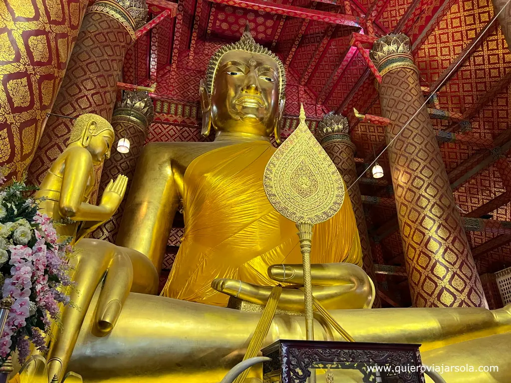 El gran Buda dorado del templo Wat Phanan Choeng