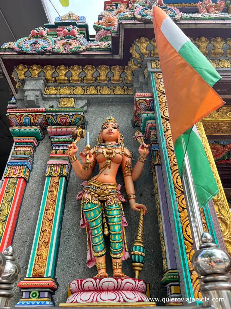 Una figura en la fachada del templo hindú Sri Maha Mariamman