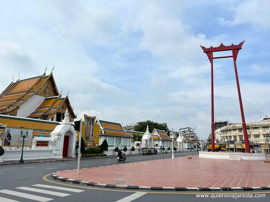 El columpio gigante junto al templo Wat Suthat 