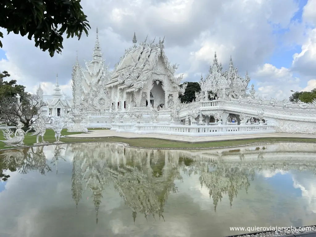 Vista exterior del Templo Blanco en Chiang Rai