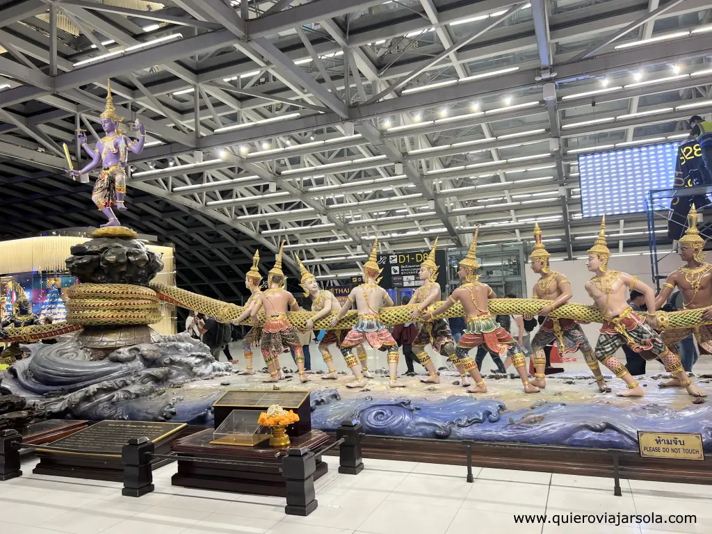 Escultura en el aeropuerto de Bangkok