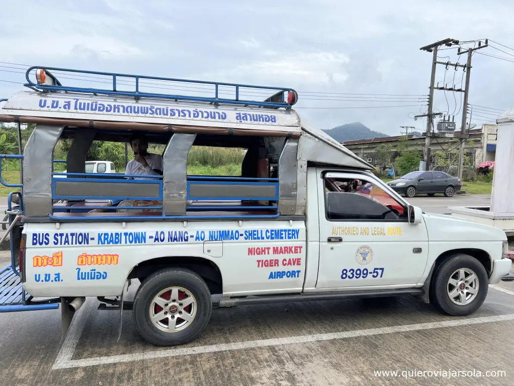 Un songthaew esperando en la estación de autobuses de Krabi