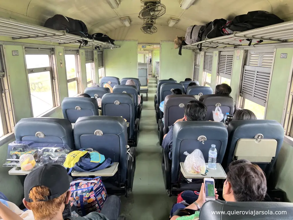 Interior de la segunda clase de un tren en Tailandia