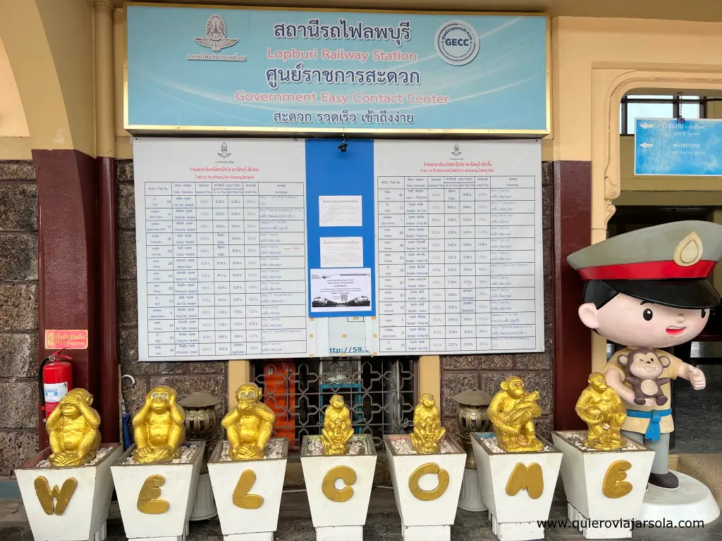 Señal de Welcome en la estación de Lopburi adornada con monos