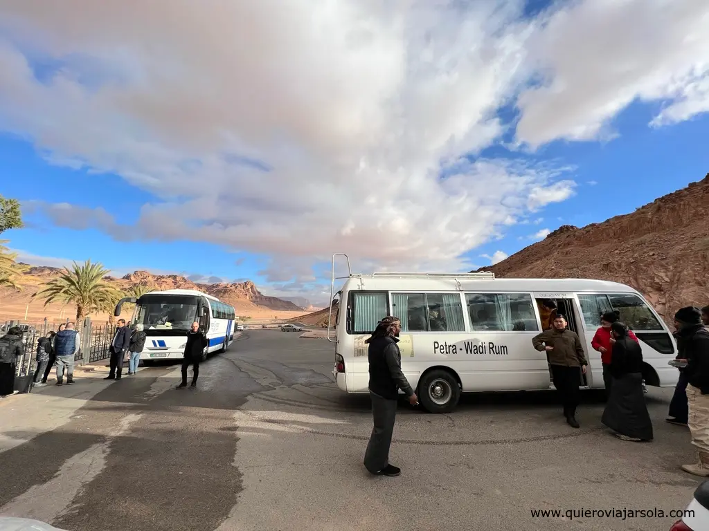 Parada de autobuses en Wadi Rum