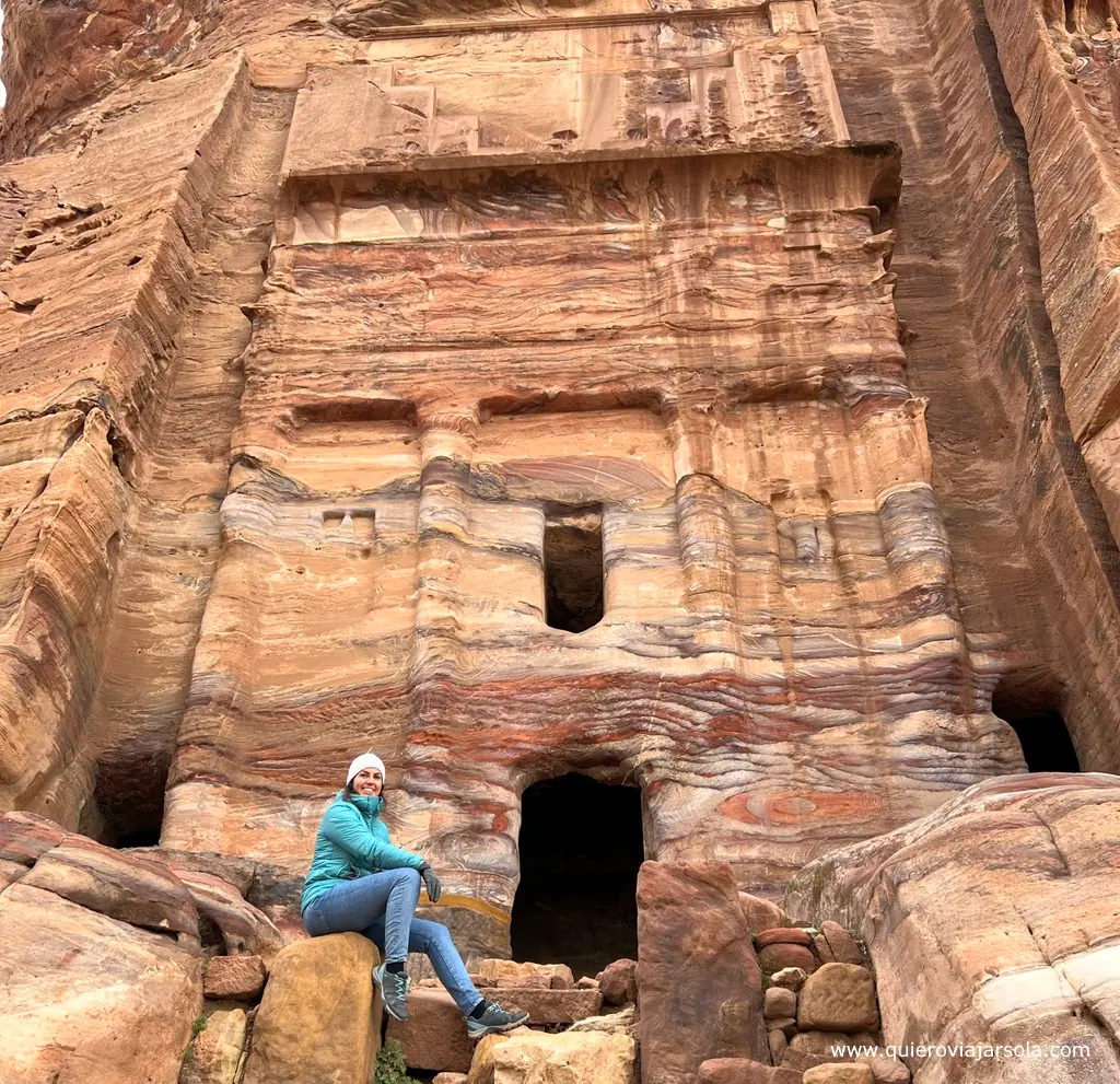 Yo posando a la entrada de la Tumba de la Seda