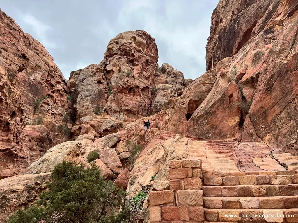 Escaleras del sendero Al-Khubtha que sale detrás de las Tumbas Reales