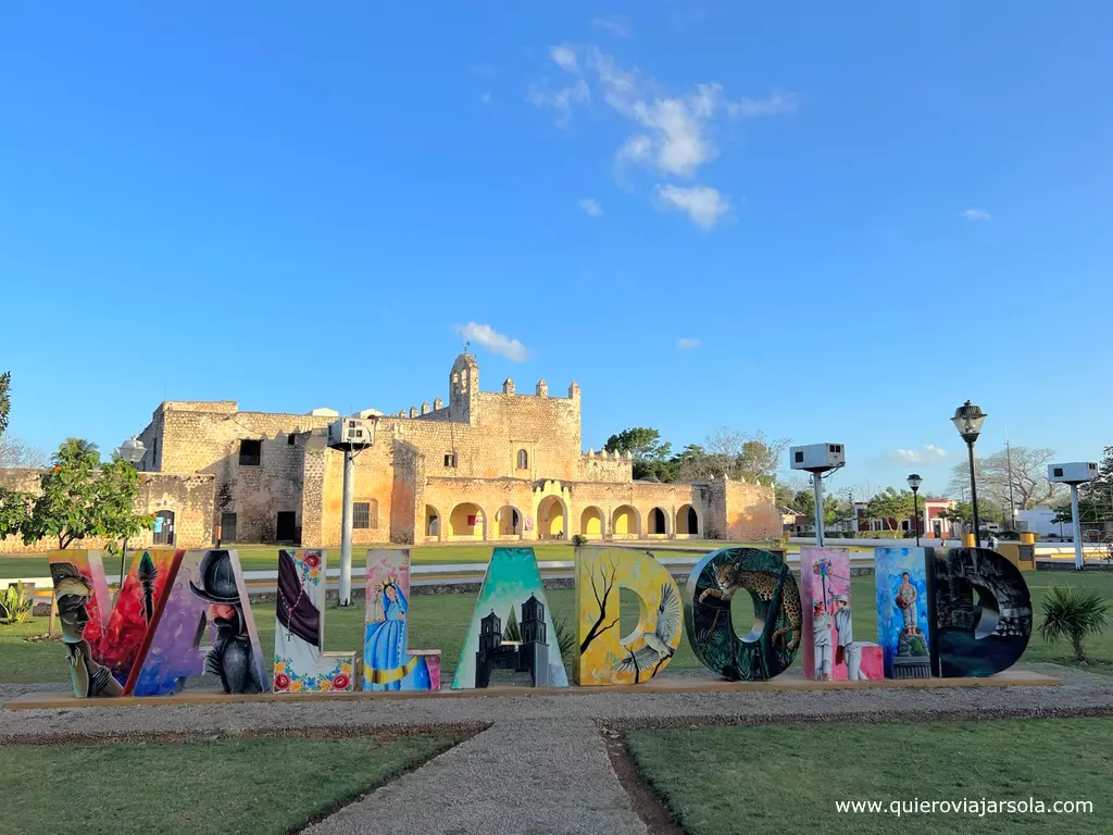 Coloridas letras de Valladolid en Yucatán frente al Convento de San Bernardino de Siena