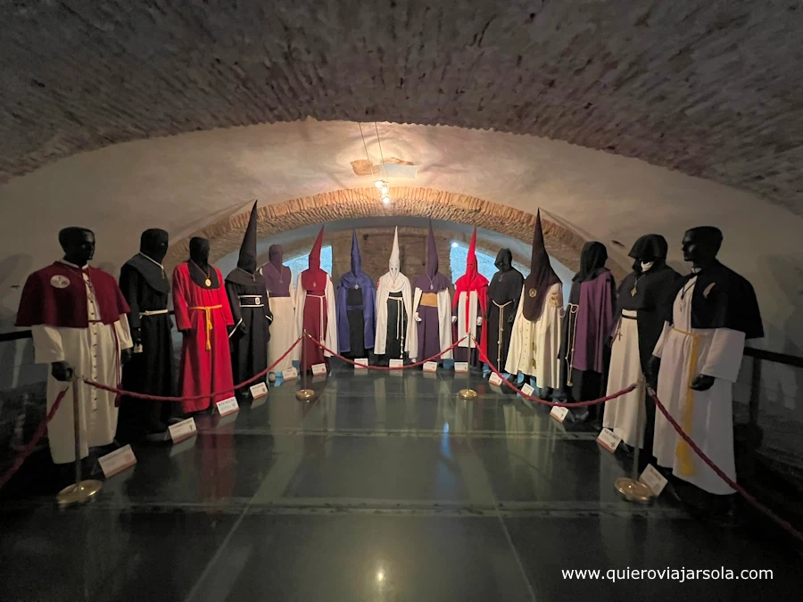 Trajes de las Cofradías de la Semana Santa de Cáceres