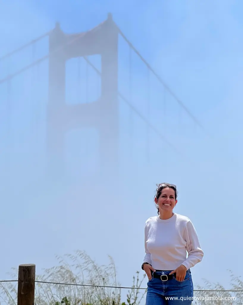 Yo posando junto al Golden Gate de SF en un día de niebla