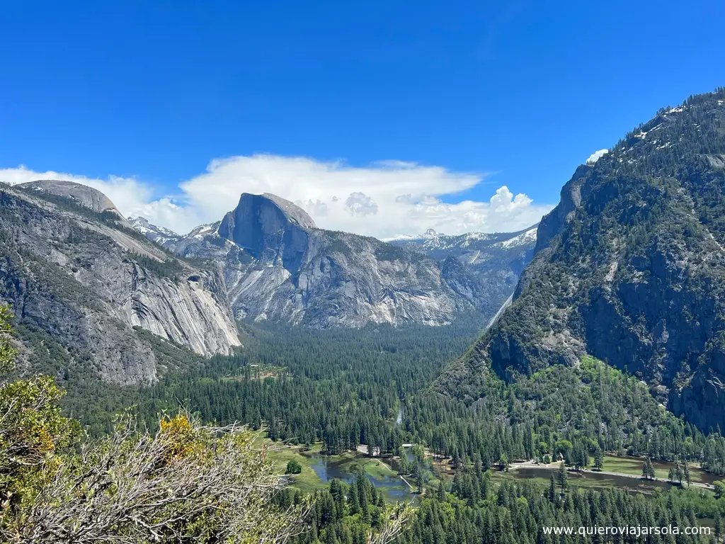 Panorámica de Yosemite, con el valle abajo y el Half Dome de fondo