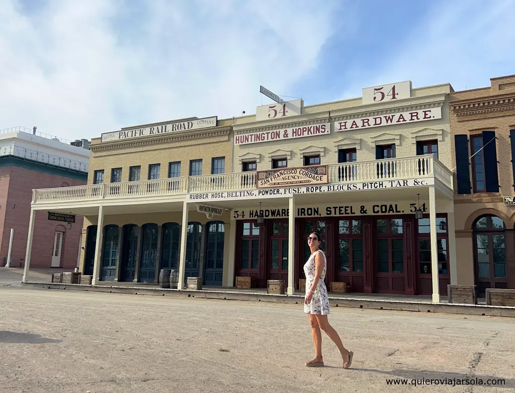 Yo paseando frente a los antiguos edificios del Old Waterfront de Sacramento