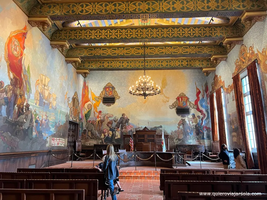 Salón de la Corte Judicial de Santa Bárbara donde se pueden ver los murales de las paredes haciendo alusión a la época de la conquista española