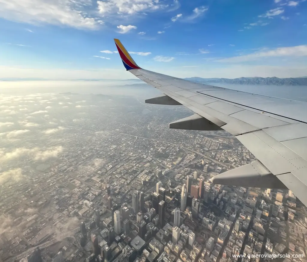 Mi avión sobrevolando el Downtown de Los Ángeles antes de aterrizar en LAX