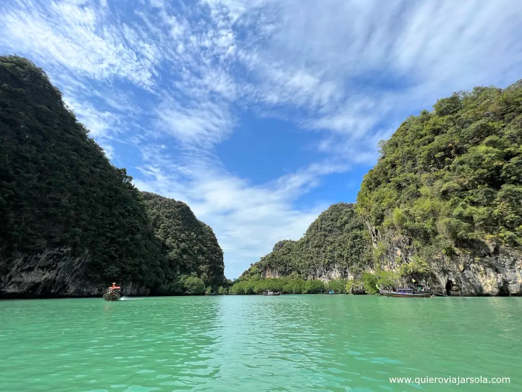 Lagoon de Hong Island