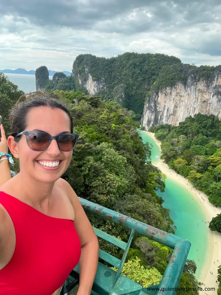 Yo en lo alto del mirador de la isla de Hong Island, donde se ve la playa y el agua abajo entre bosques y acantilados