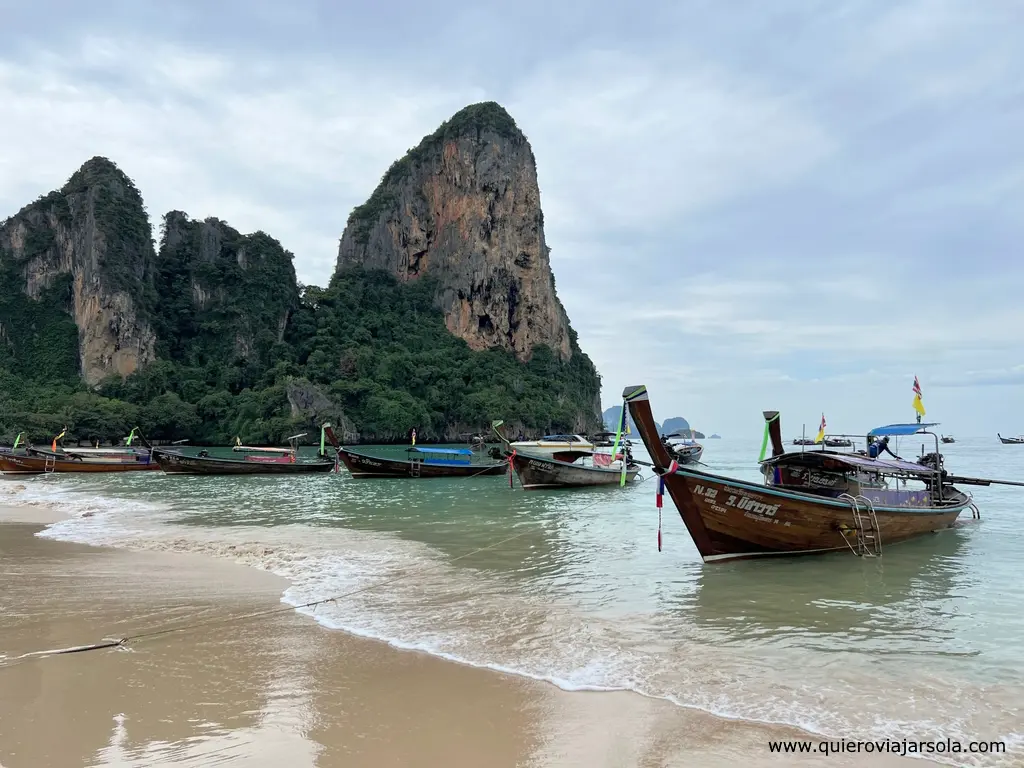 Barcos típicos tailandeses fondeados en la playa Railay West