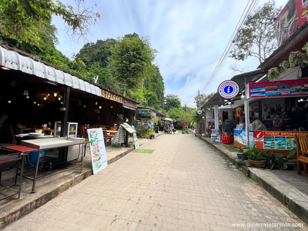 La calle principal de Railay, con restaurantes y agencias de actividades turísticas