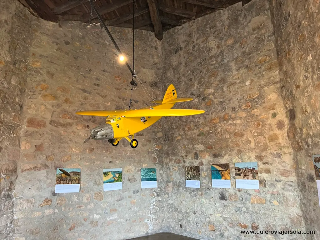 La réplica del Pájaro Amarillo en el castillo de San Vicente de la Barquera