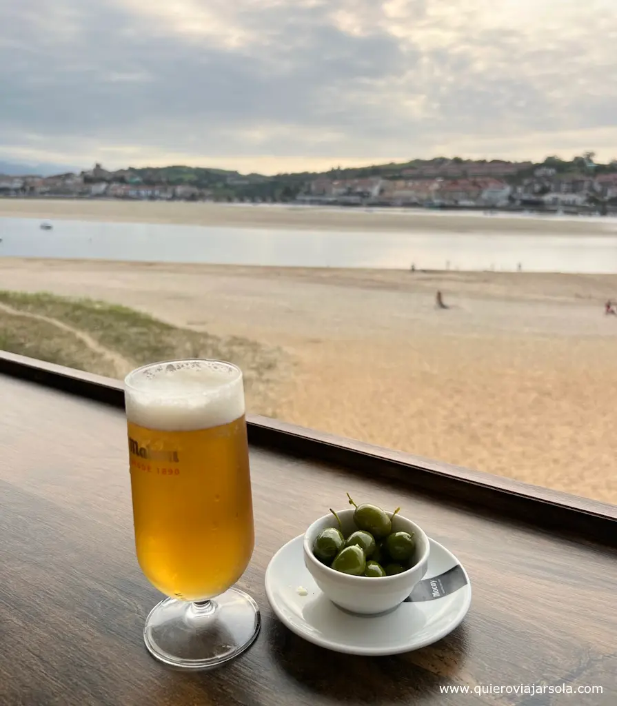 Tomándome una cerveza en la playa Tostadero al atardecer